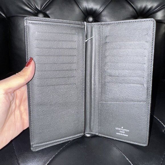 LOUIS VUITTON Black Taiga Brazza Bifold Long Wallet (MSRP $780) - Picture 5 of 12